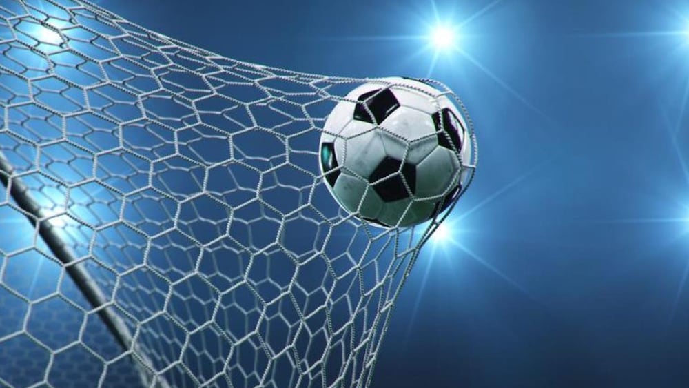 Image générique d'un ballon de soccer qui entre au fond d'un but et tend le filet. 