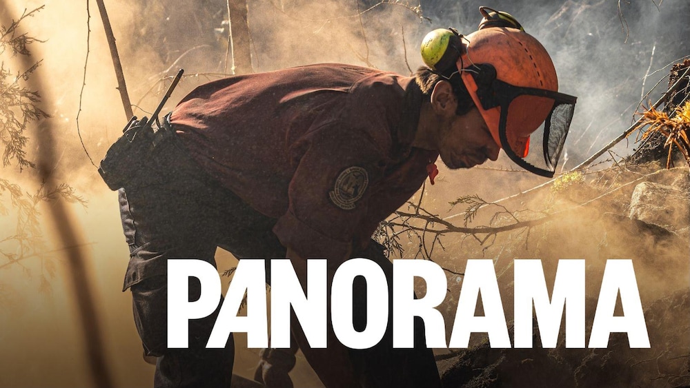 Un pompier travaille dans la fumée.