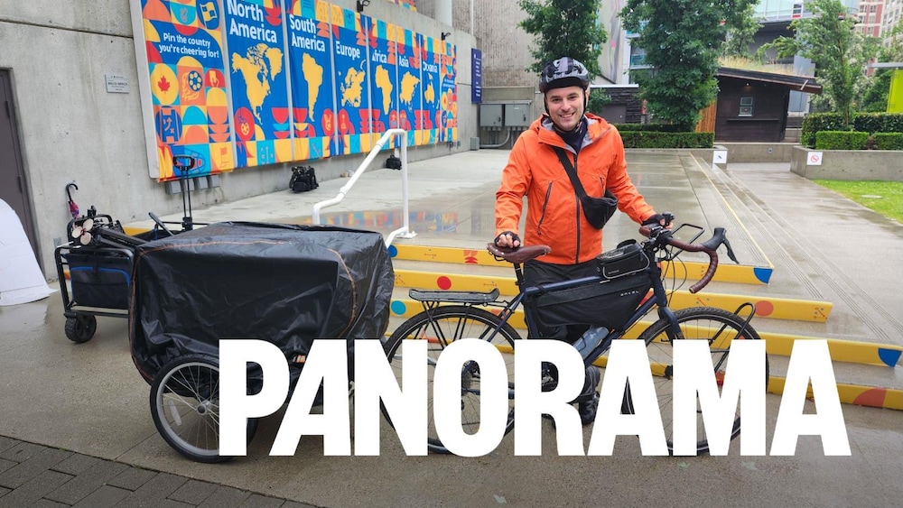 Anthony Galvin-Bisson avec son vélo et son chariot barista mobile.