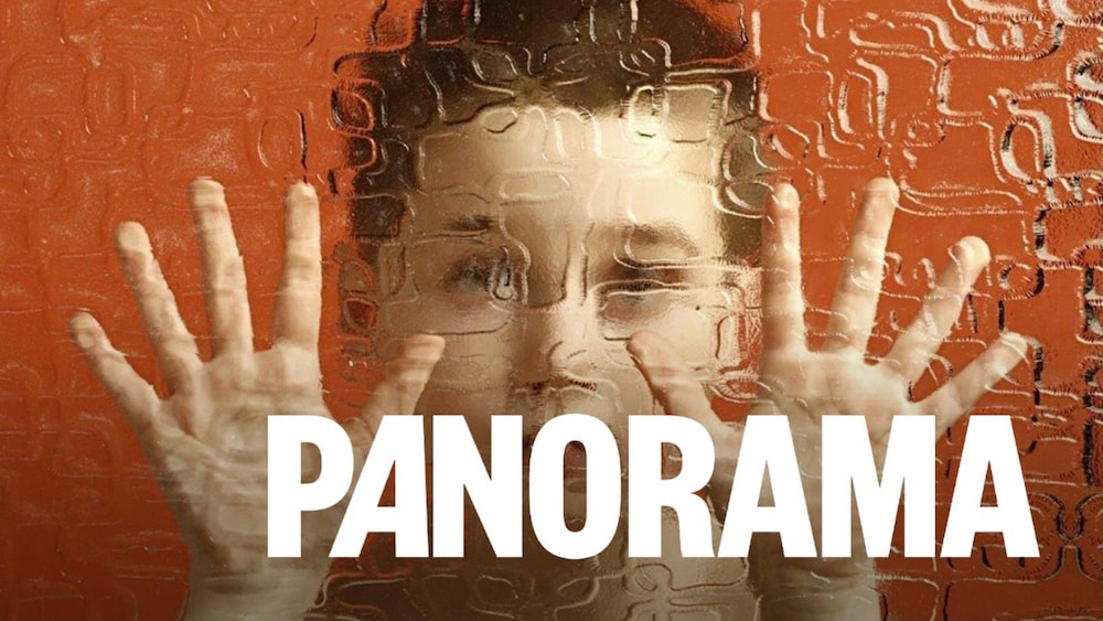Un enfant prisonnier derrière une parois translucide.