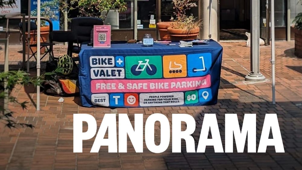 Une table qui indique « Bike Valet ».