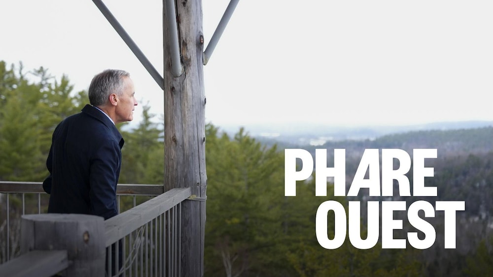 Le premier ministre Mark Carney contemple le paysage d'un balcon en bois.