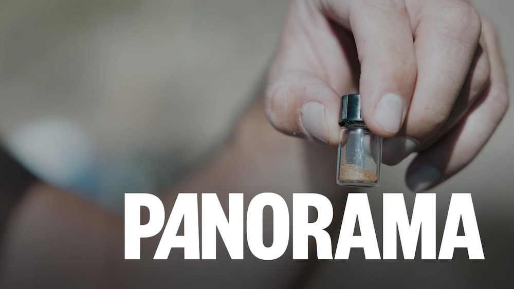 Une ampoule avec des cristaux d'or. 