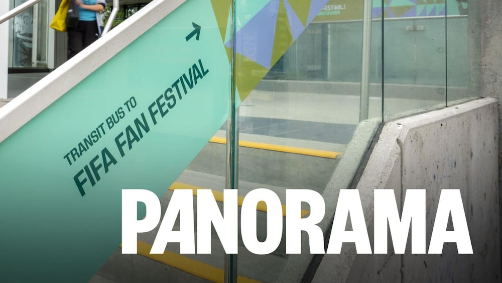 Des éléments de signalétique et des plans d'accès au Fan Festival de la FIFA sont visibles dans une station de Skytrain et de bus à l'approche de la Coupe du monde de la FIFA 2026 à Vancouver, en Colombie-Britannique, le mercredi 6 mai 2026.