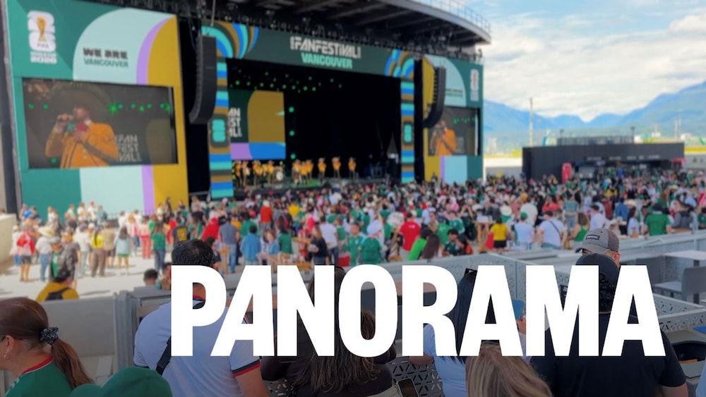 Des centaines de gens rassemblés devant une scène au FIFA Fan Festival de Vancouver.