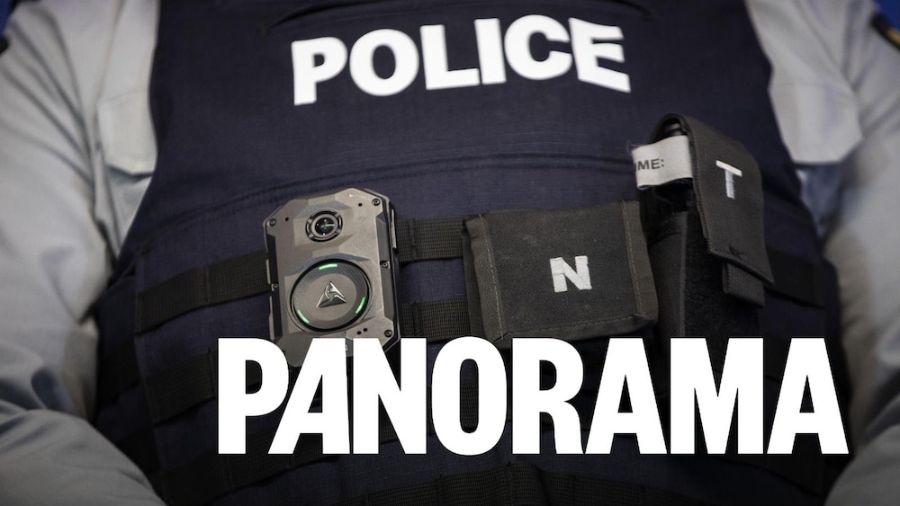 Plan rapproché d'une caméra portative Axon Body 4 attachée à des courroies autour de la veste pare-balles d'un policier.