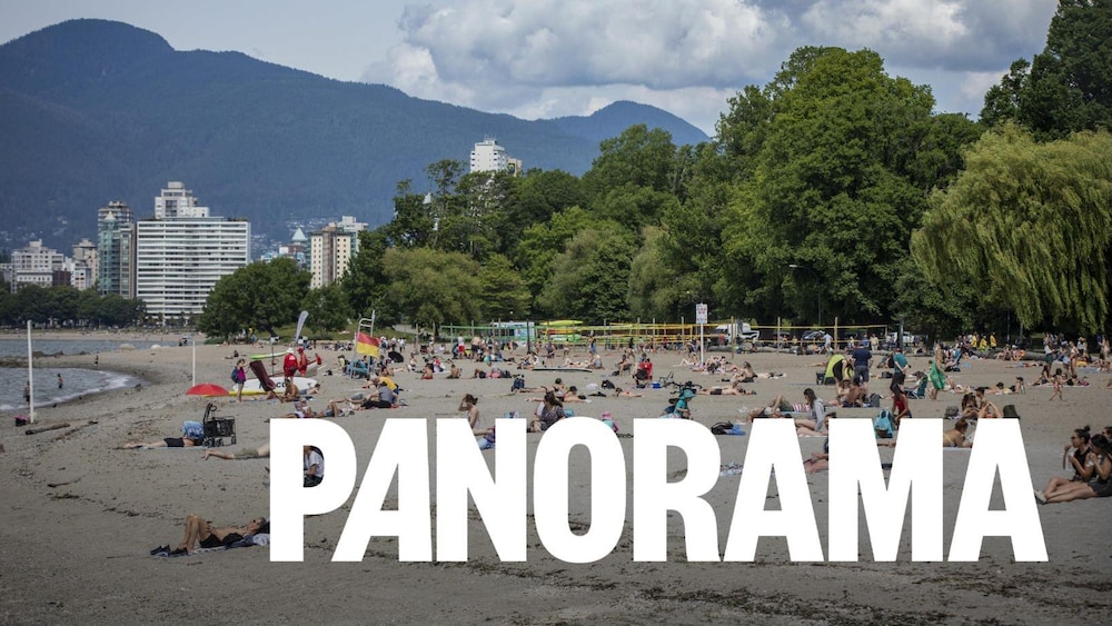 La plage Kitsilano de Vancouver bondée de gens.