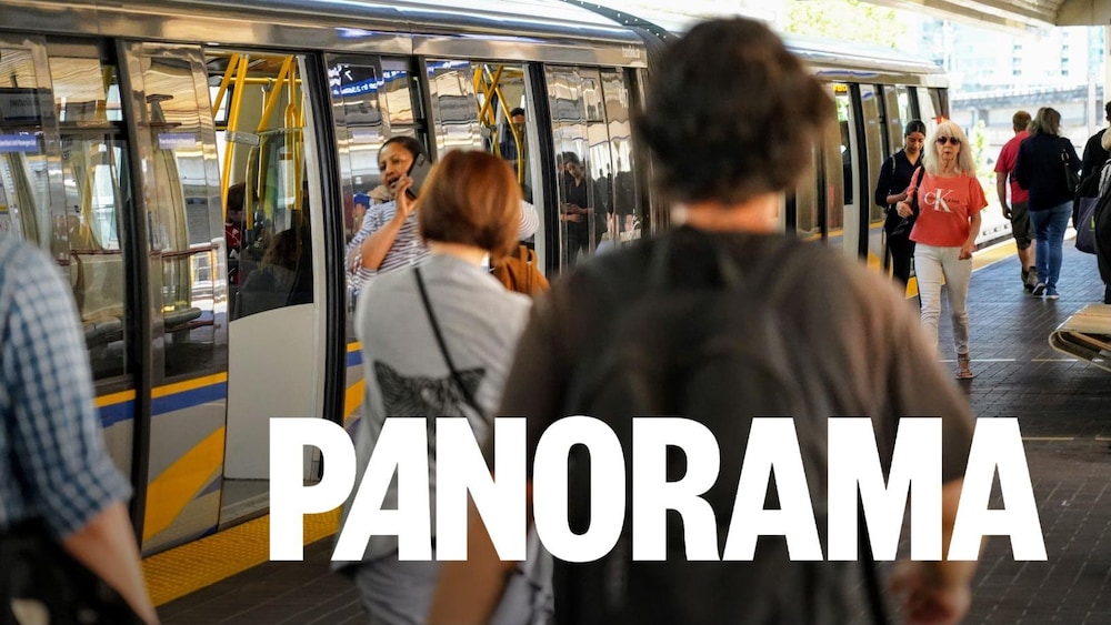 Des usagers dans une station de skytrain le 14 juillet 2022.