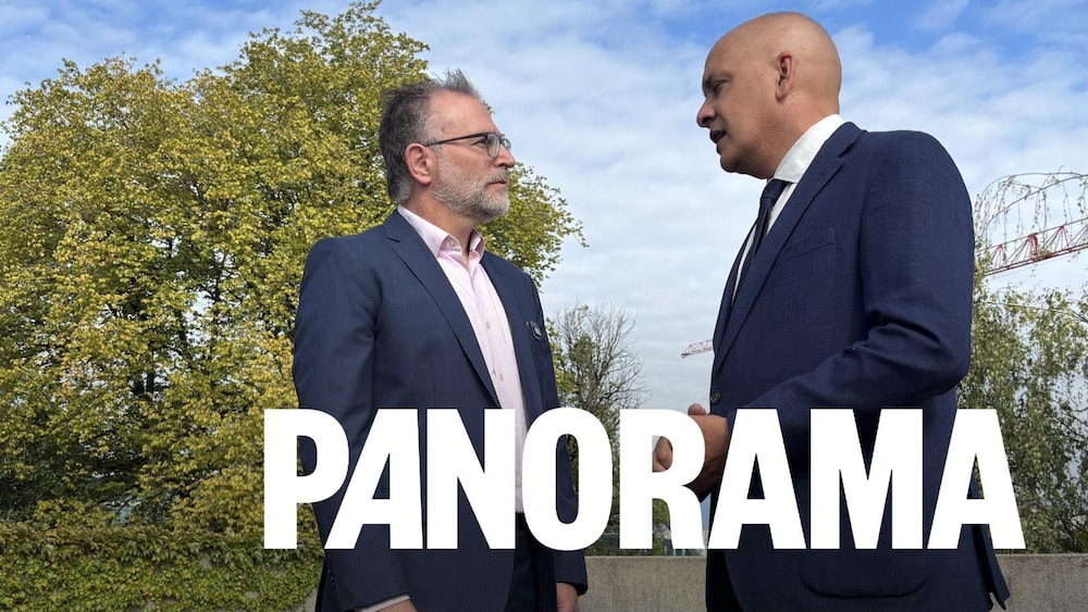 William Azaroff (à gauche) fait face à Pete Fry, le 8 septembre 2026 à Vancouver.