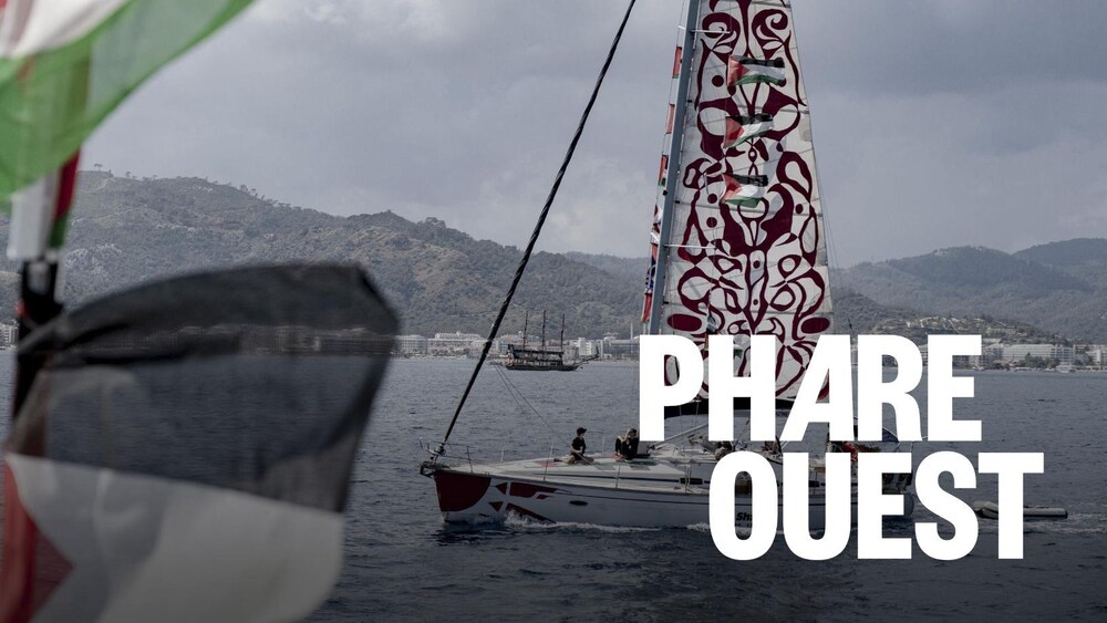 Des bateaux naviguent sur l'eau avec des drapeaux palestiniens sur leurs voiles.