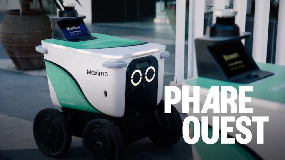 Un robot à quatre roues avec des yeux et une boîte.