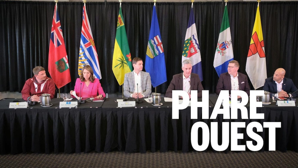 Les dirigeants du Nunavut, de l'Alberta, de la Colombie-Britannique, des Territoires du Nord-Ouest, de la Saskatchewan et du Yukon lors de la conférence des premiers ministres du Nord et de l'Ouest, à Yellowknife, le 22 mai 2025.