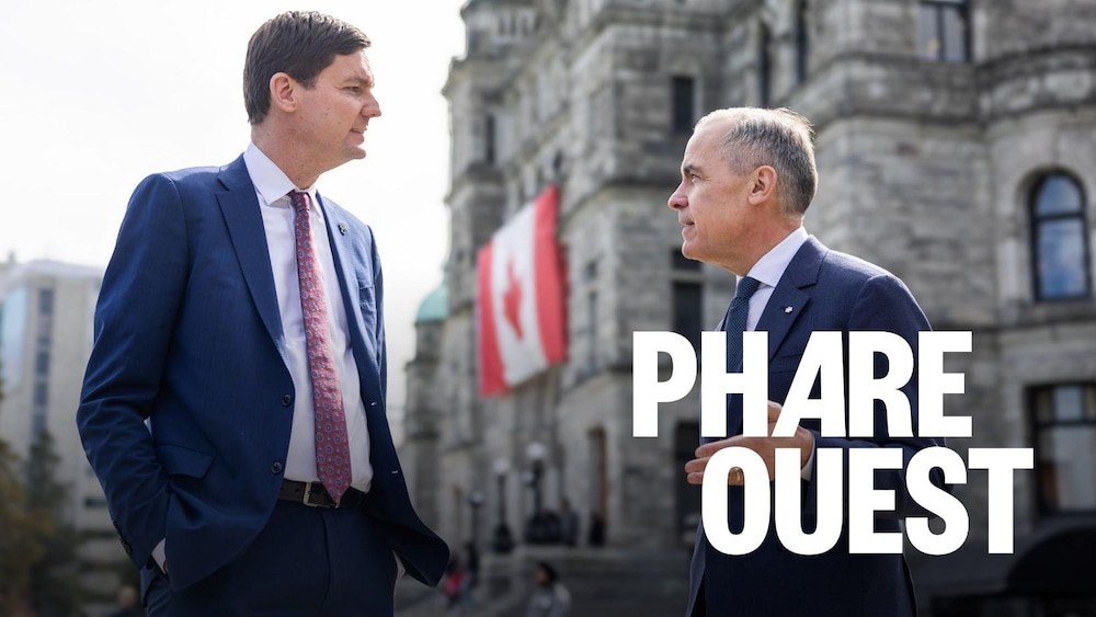 Deux hommes se parlent, un drapeau canadien en arrière-plan.