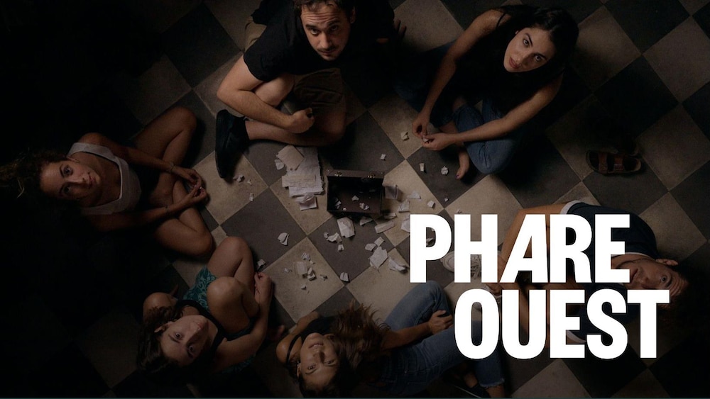 L'affiche du film « Stories of a Lie ». Des jeunes adultes assis en circle autour d'une petite boîte et des papiers déchirés.