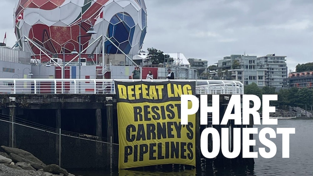 Une bannière contre le GNL et les pipelines.