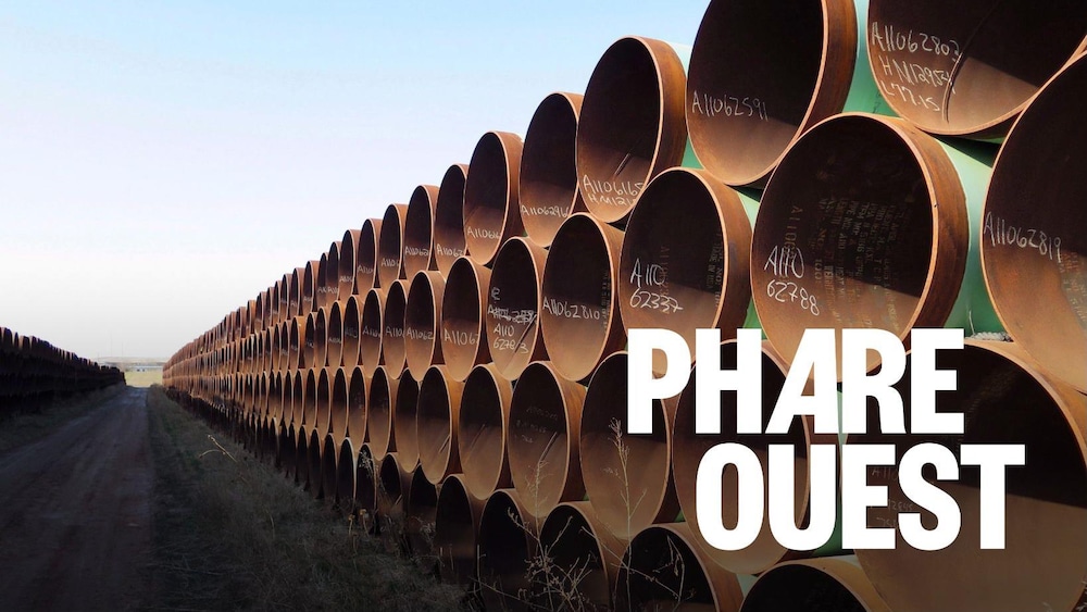 Des centaines tuyaux de pipeline empilés à l'extérieur.