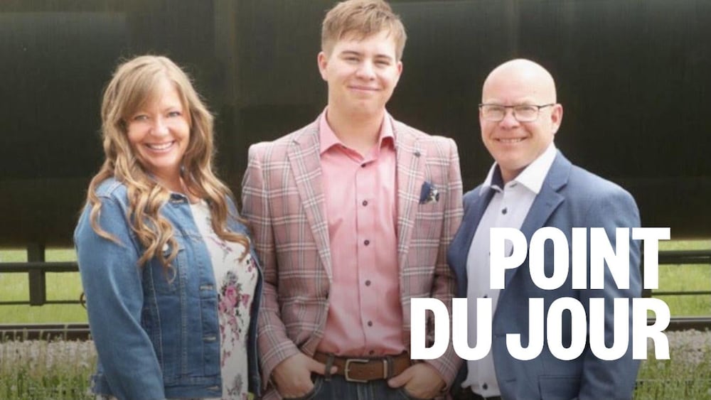 Portrait de trois personnes en extérieur.