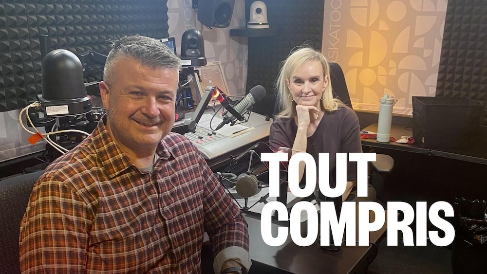 Deux personnes assises dans un studio d’enregistrement.