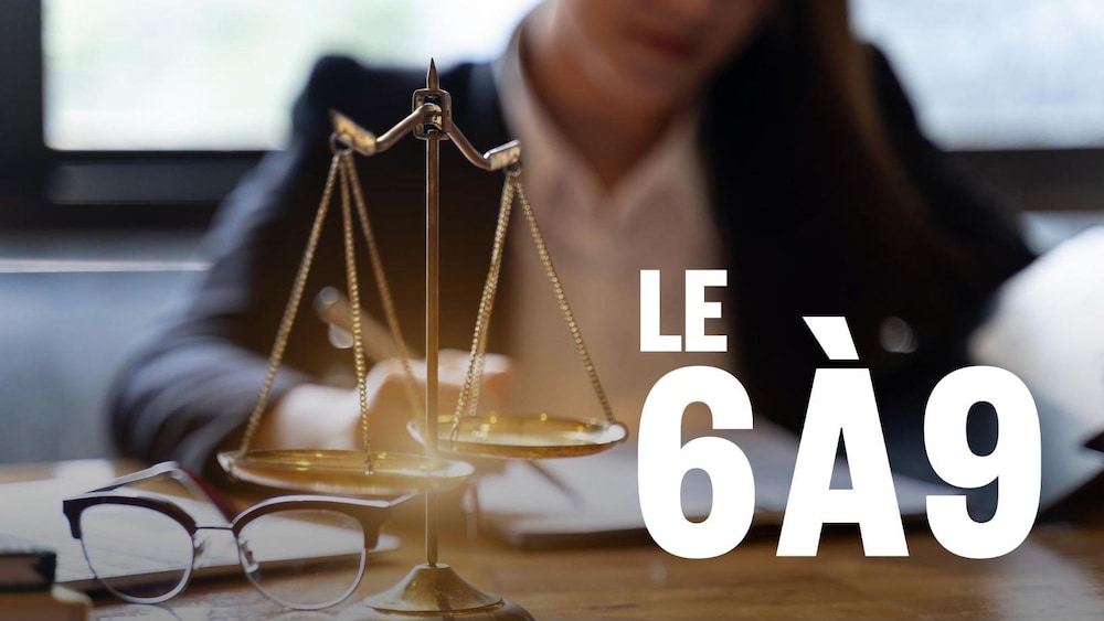 Section médiane d'une personne qui prend des notes dans un dossier. Une balance de justice est visible à l'avant-plan de son bureau.