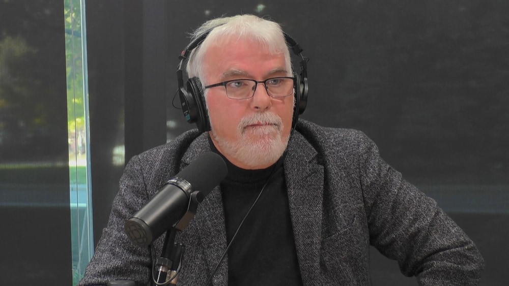 Pierre Bouchard au micro.