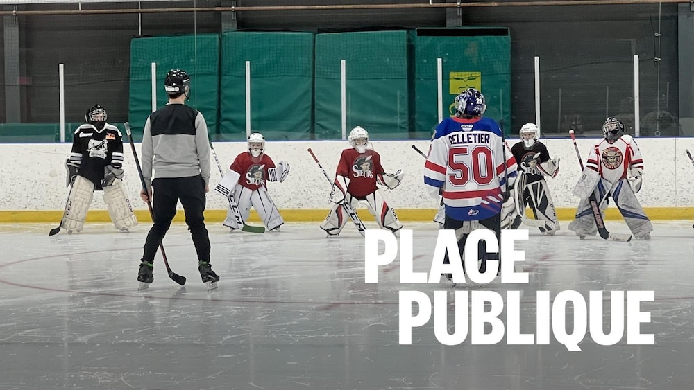 Des jeunes gardiens de but lors d'un exercice sur la glace.
