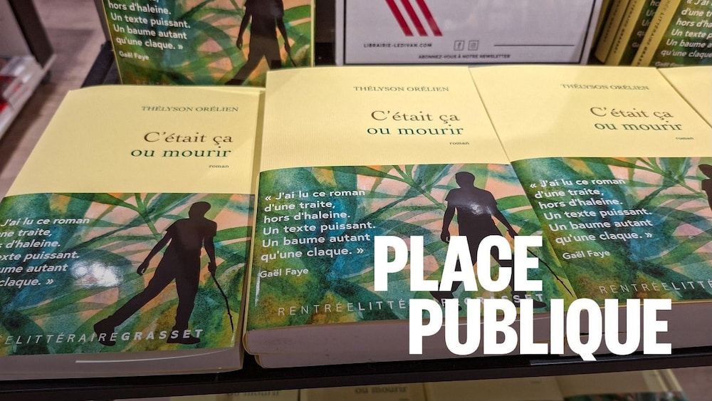Des exemplaires du roman *C'était ça ou mourir* de Thelyson Orelien sont exposés sur une table de librairie, à Paris.