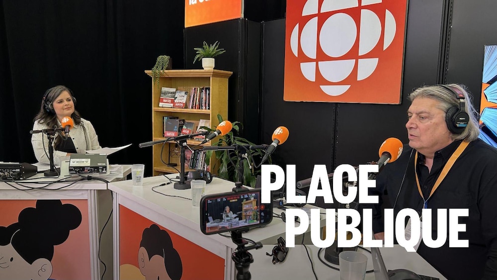 L'auteur Michel Jean au Salon du livre du Saguenay–Lac-Saint-Jean.