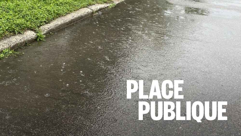 De la pluie dans une flaque d'eau.