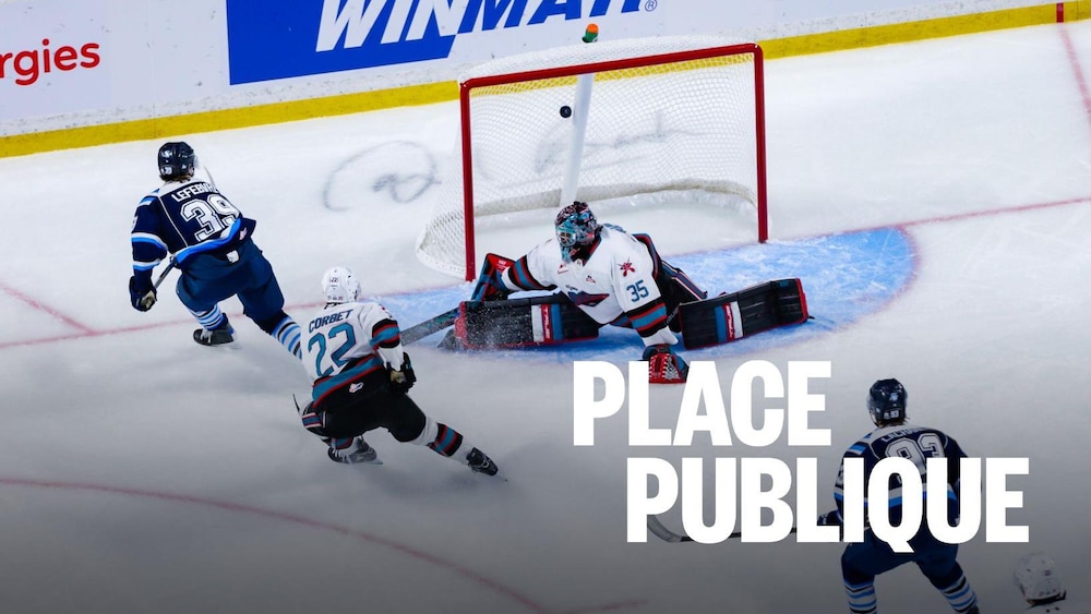 Un joueur marque un but au hockey.