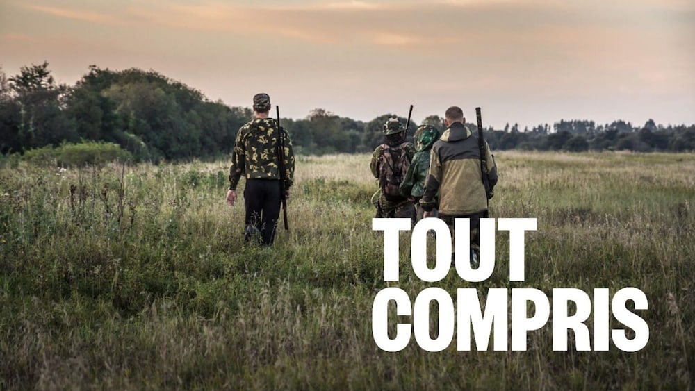 Des chasseurs, de dos, parcourent une prairie, leurs fusils accrochés sur le dos.