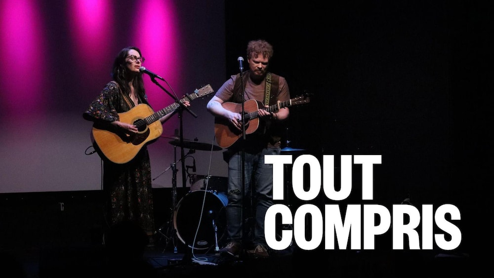 Le duo Prairie Comeau, formé d'Anique Granger et de Benoît Archambault est sur scène.
