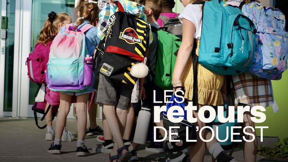Des élèves du primaire entrant en classe avec un sac à dos. 