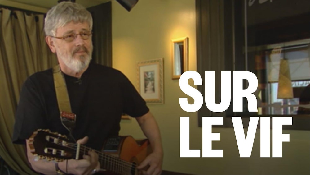 Un homme qui joue de la guitare.
