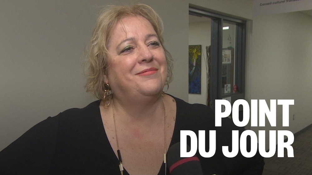 Portrait de Suzanne Campagne dans le couloir d'un immeuble