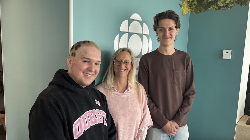 Deux chefs d'équipe à l'animation du Camp de jour de Sept-Îles et la superviseure des centres communautaires et des événements spéciaux au Service des loisirs et de la culture prennent la pause en studio après leur entrevue.