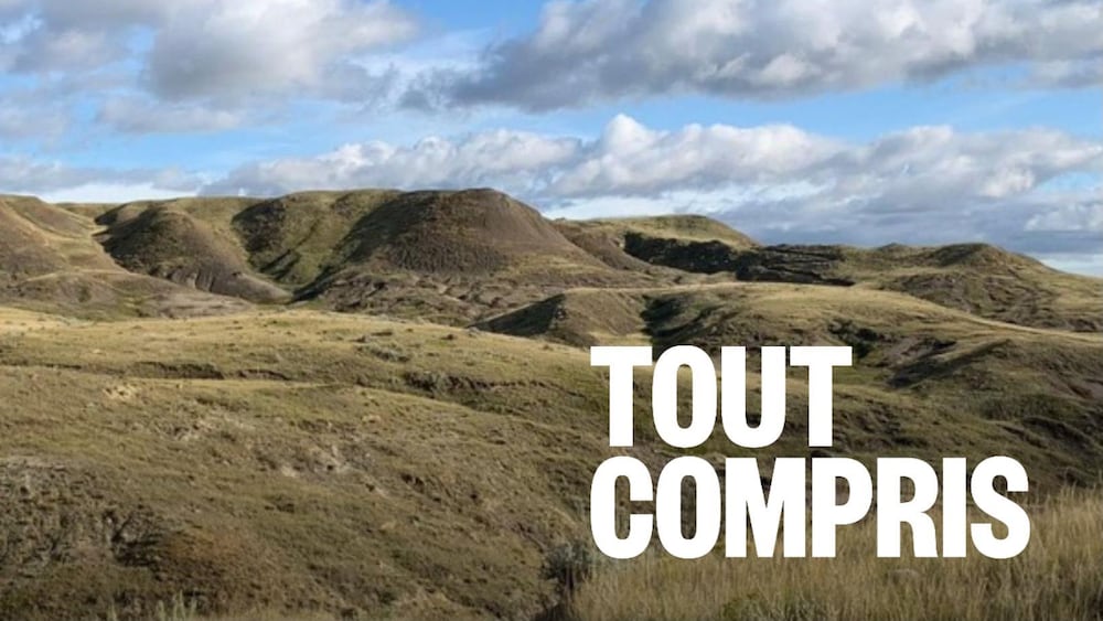 Paysage des prairies sous un ciel bleu avec nuages.
