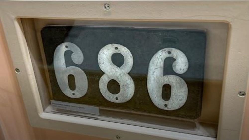 Plaque d'immatriculation faite en cuir.