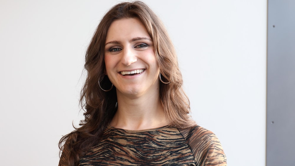 Xénia Gould, souriant face à la caméra.