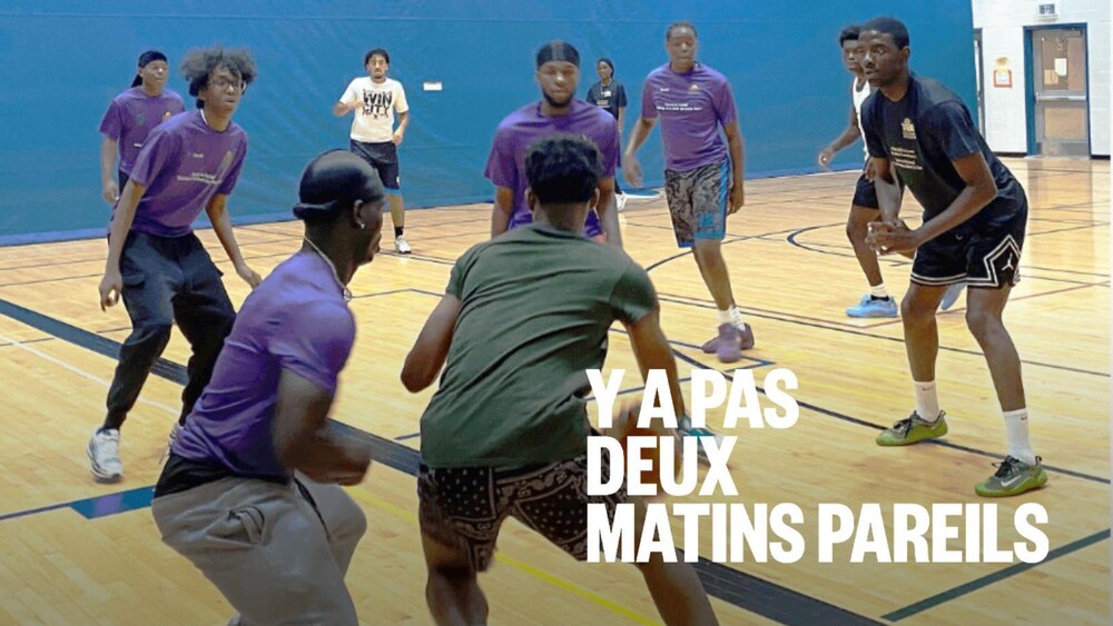 Des jeunes jouent au basketball.