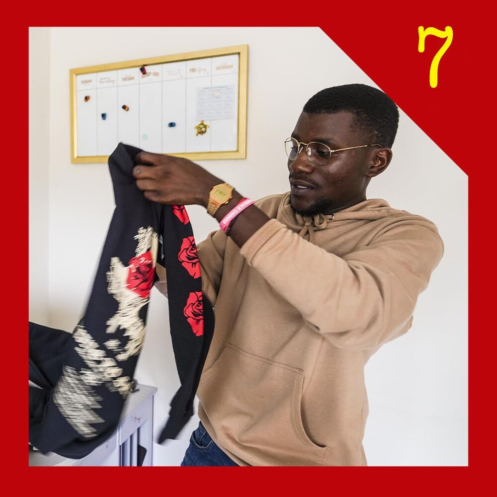 Un homme avec un chandail.