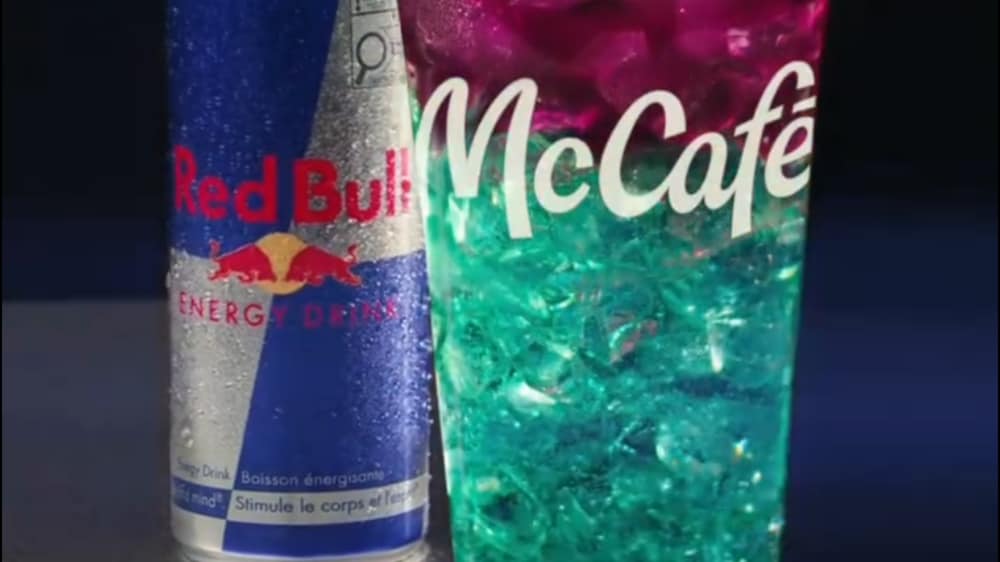 Une publicité pour de nouvelles boissons à base de Red Bull chez McDonald's.