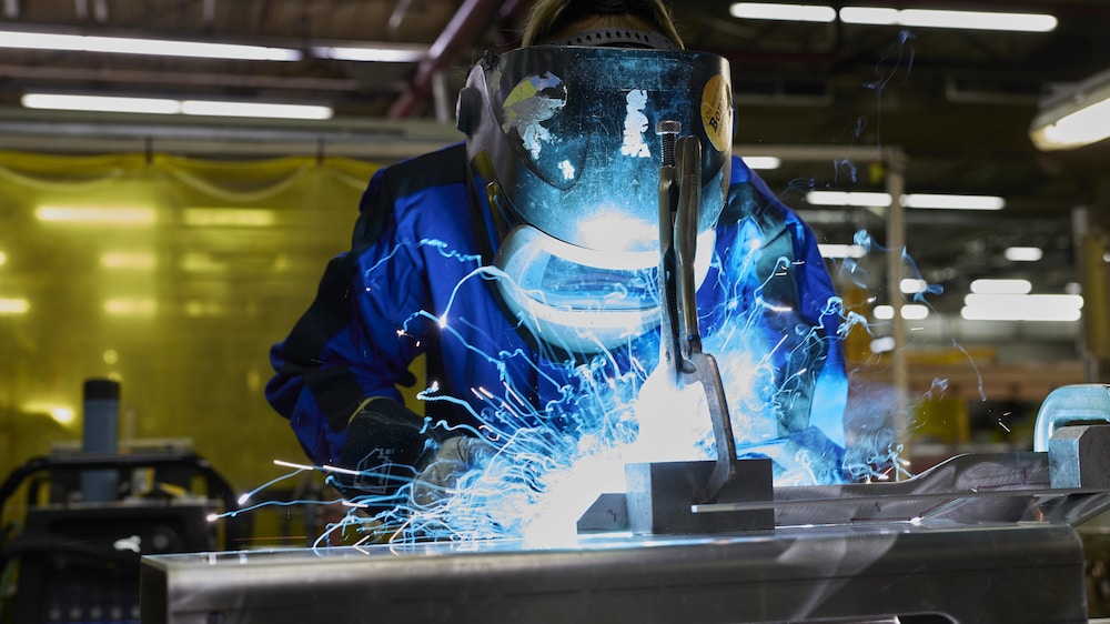 Un soudeur dans une usine d'Alstom.
