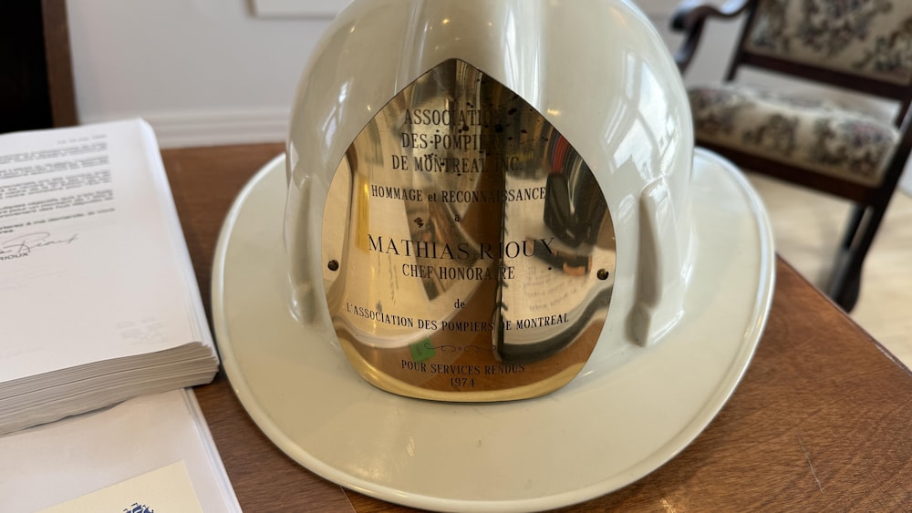 Casque de pompier de Matthias Rioux avec une plaque en or.