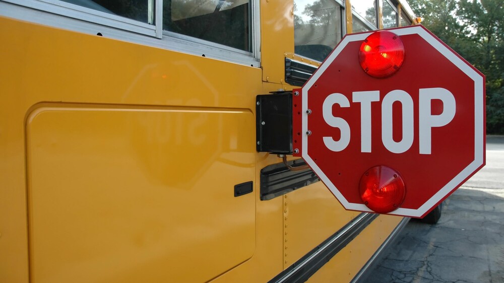Signal «Stop» clignotant sur un autobus scolaire.