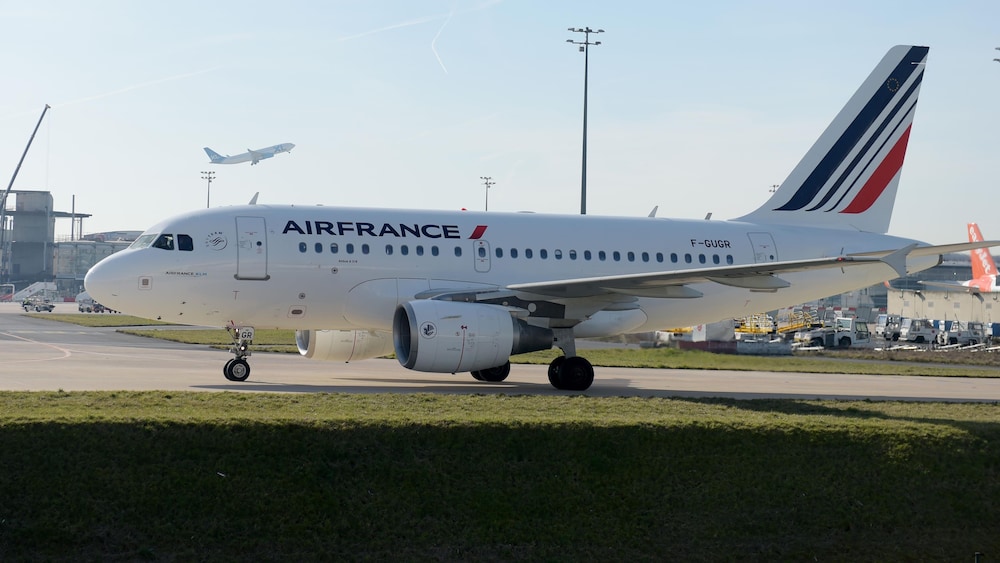 Un avion sur le tarmac d'un aéroport.