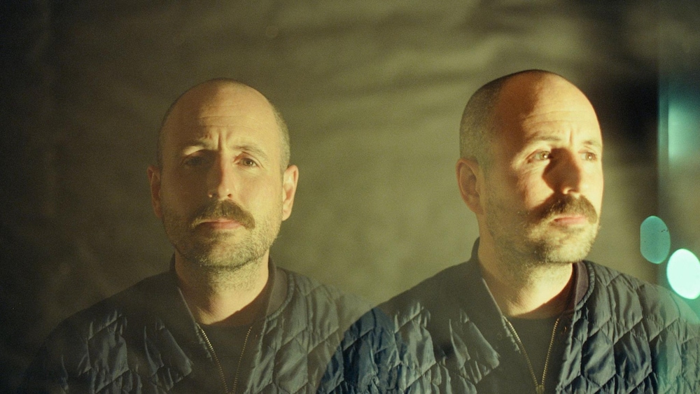 L'artiste Chris Belliveau en double 