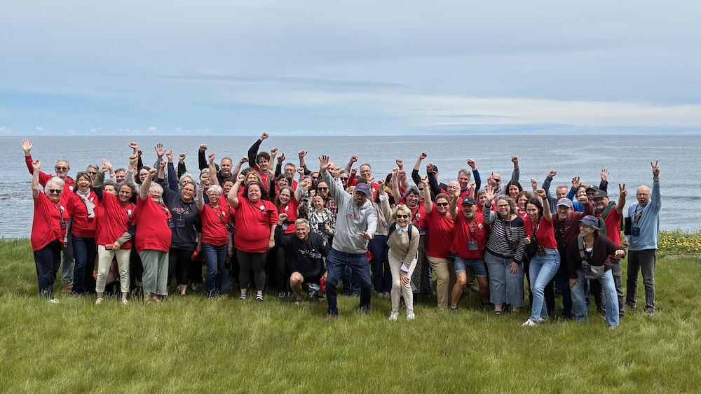 Le groupe de bénévoles en bord de mer.
