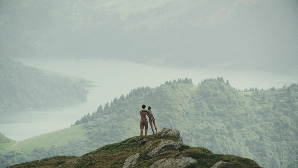 micro_scope/Maison 4:3/Pyramide International Félix-Antoine Duval et Solène Rigot interprètent un couple qui s'initie à la profession de bergers. Ils se tiennent au sommet d'une montagne, au coeur d'une grande vallée.