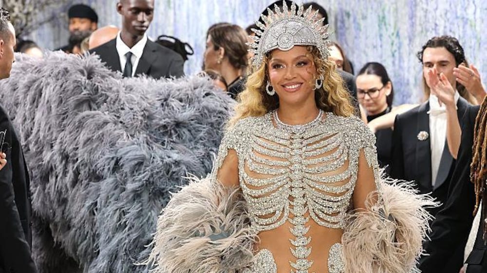 Un gala du Met extravagant, mais fortement critiqué pour sa démesure ...