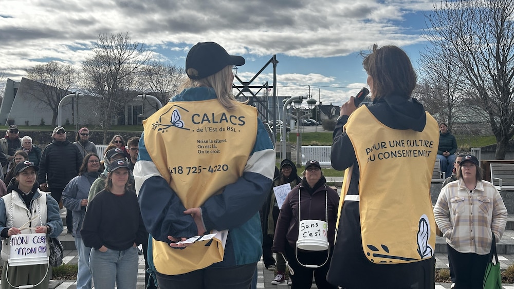 Des femmes s'adresse à un groupe dans un parc.